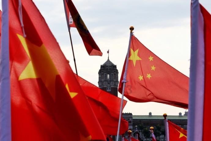 康熙来到孔子墓前，看见碑文迟迟不跪，大臣遮住一字，他立刻下跪