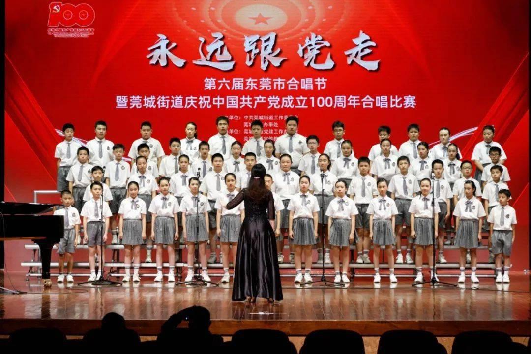 大熊猫楼生在小院里享受阳光,这造型妖娆又霸气