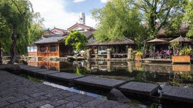 逃离昏暗的废弃城
